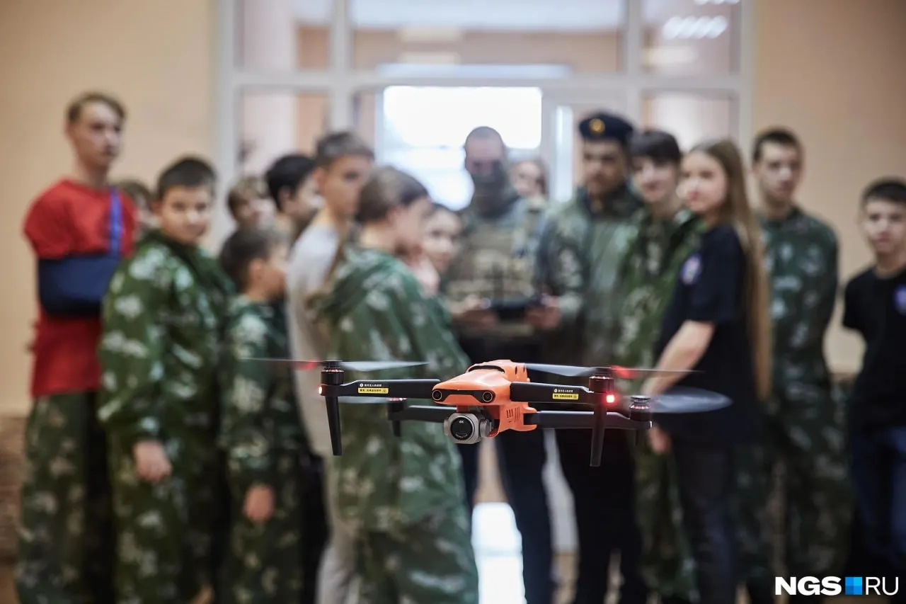 В СФО объявили ракетную и беспилотную опасность: в Омске тревога длилась около 30 минут. Ранее в Кузбассе распространяли инструкцию, в которой детям рекомендовалось не вмешиваться в работу БПЛА.