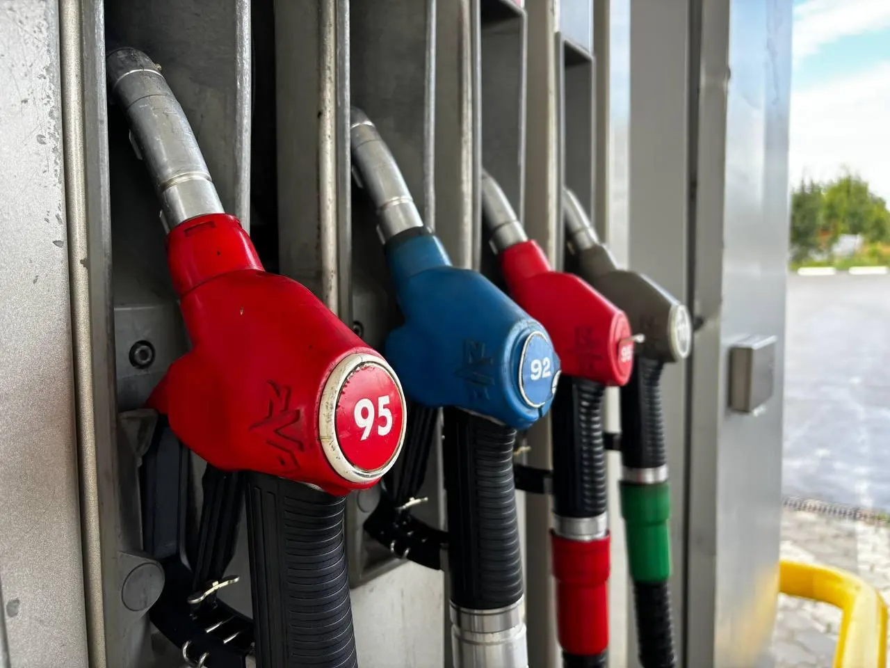 Представитель автовладельцев отмечает, что из‑за атак на объекты нефтепереработки и ограничений отпуска топлива в некоторых регионах цены на бензин в Сибири могут вырасти; в ряде областей уже зафиксирован рост.