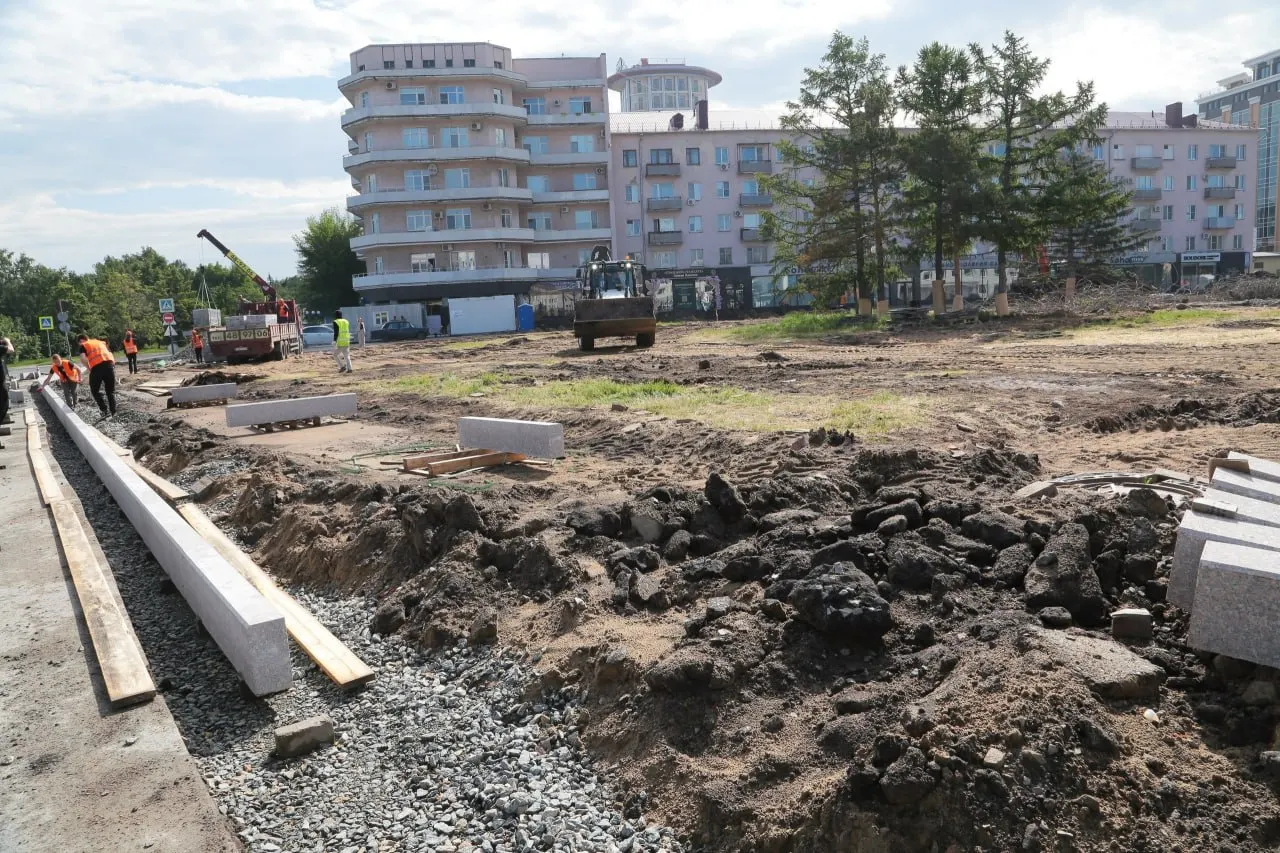 В Омске продолжается комплексный ремонт площади Бухгольца в рамках нацпроекта «Инфраструктура для жизни». Подрядчик обещает закончить основные работы к 1 сентября, часть задач планируют выполнить раньше.