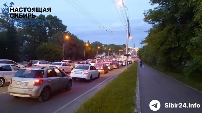 Сибирские регионы столкнулись с масштабным дефицитом топлива: в Иркутске водители проводят в очередях по 8–9 часов, АЗС вводят лимиты, межгородские автобусы рискуют остаться без топлива.