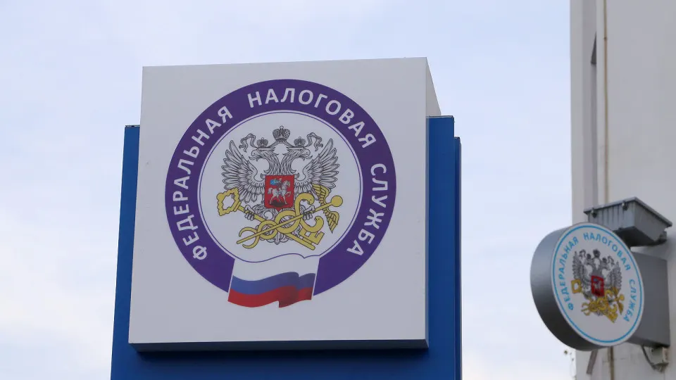 Проект об отсрочке снижения порога по НДС распространяется только на тех, кто работает по упрощённой системе; предприниматели на патентной системе останутся под действием новых правил, что затронет около 1,5 млн человек.
