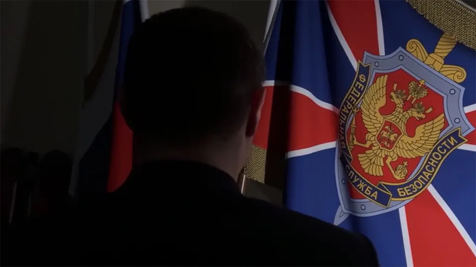 Передача контроля над рунетом Второй службе ФСБ вызвала напряжённость с администрацией президента и привела к массовым отключениям сервисов; эксперты предупреждают о переходе к всеобщей блокировке и усилении цензуры после выборов.