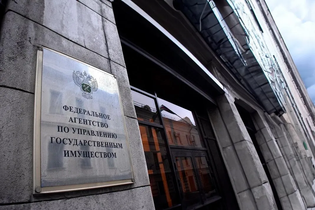 Депутаты отменили ценовой барьер и шестимесячную паузу между торгами, ввели реестр оценщиков и ужесточили требования к организаторам аукционов. Отдельно закреплена возможность оспорить приватизацию религиозного имущества в любой момент.