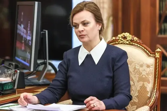 Президент подписал указ о назначении Анны Цивилевой в президиум Совета при президенте РФ; ей присвоен статус статс‑секретаря — заместителя министра обороны и поручено председательство в фонде «Защитники Отечества». Расследование указывает на родственные связи Цивилевой с главой государства.