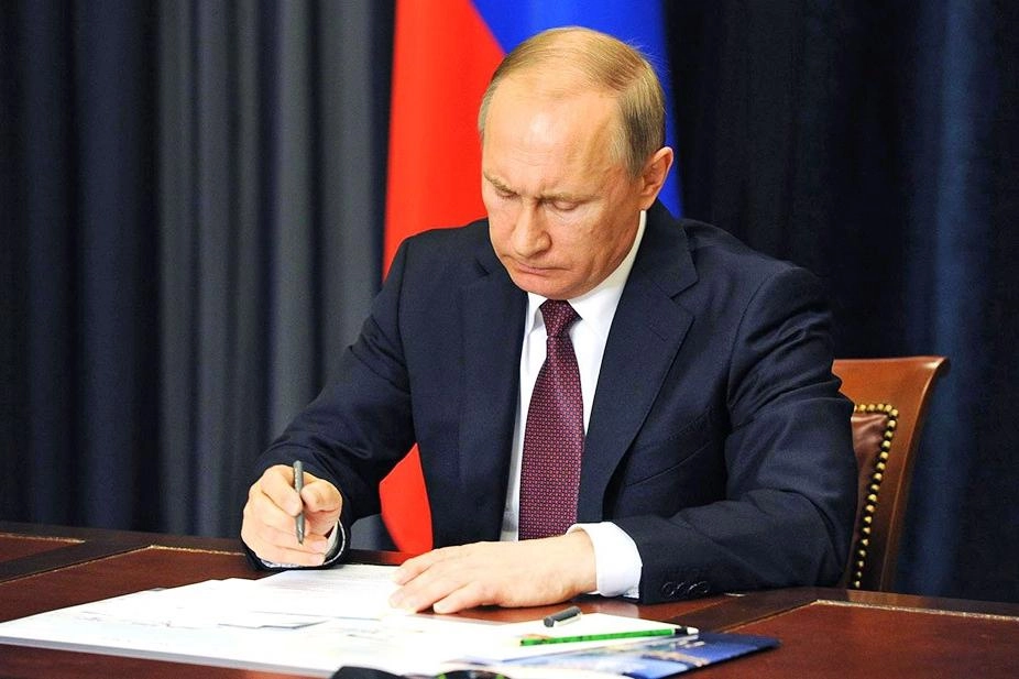 Указ №389 дополняет принятый в сентябре 2025 года порядок быстрой продажи государственного имущества: расширяется круг уполномоченных продавцов, формализуются правила торгов и вводятся отдельные условия для жилья. Документ вступил в силу 3 июня 2026 года.