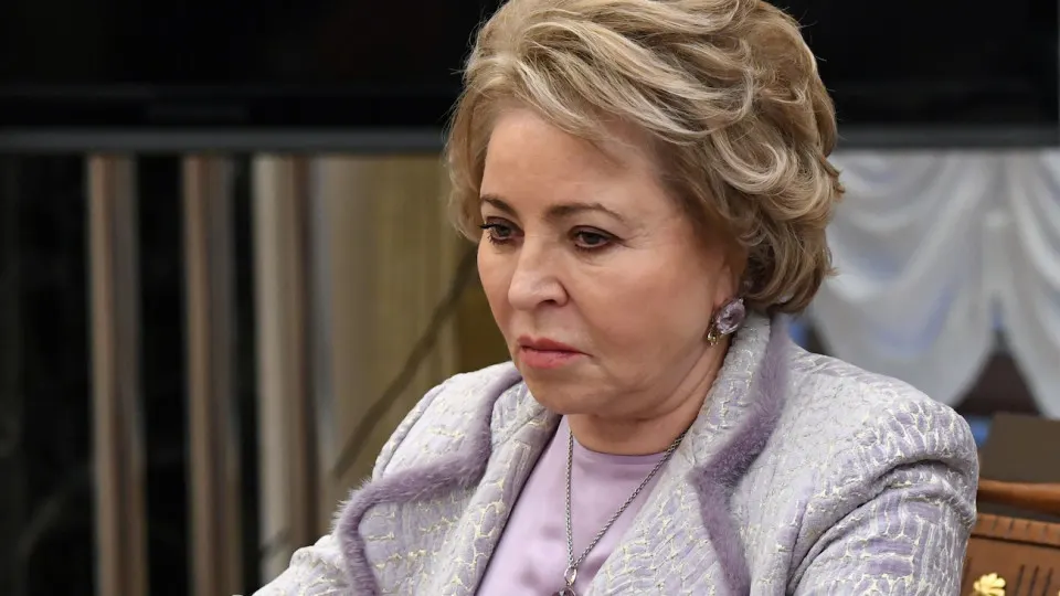 Спикер Совета Федерации призвала сократить госрастрат, в том числе расходы на форумы, и предупредила о тревожной ситуации в региональных бюджетах и росте коммерческой задолженности.