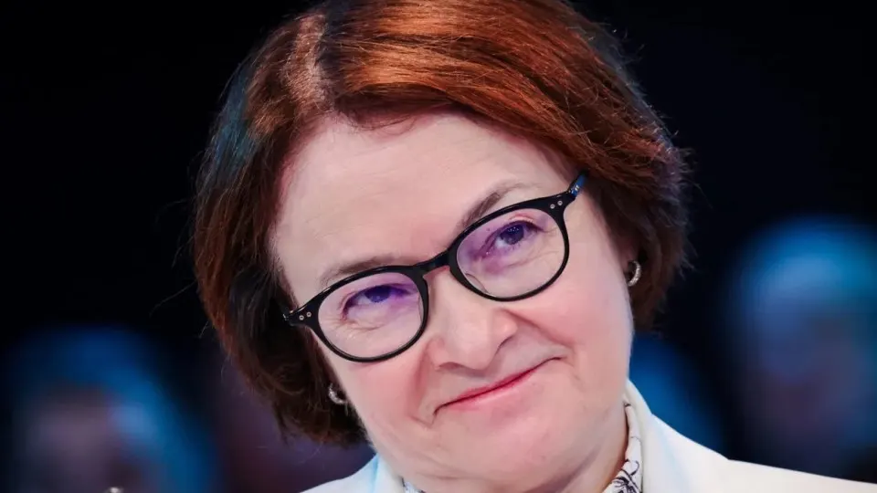 Отсутствие главы Центробанка на ведущих встречах породило слухи и давление на денежно‑кредитную политику. Возвращение на пресс‑конференцию после заседания по ключевой ставке 19 июня не отменяет фундаментальных изменений: расширение бюджетных полномочий, усиление военных расходов и риск новой волны инфляции.