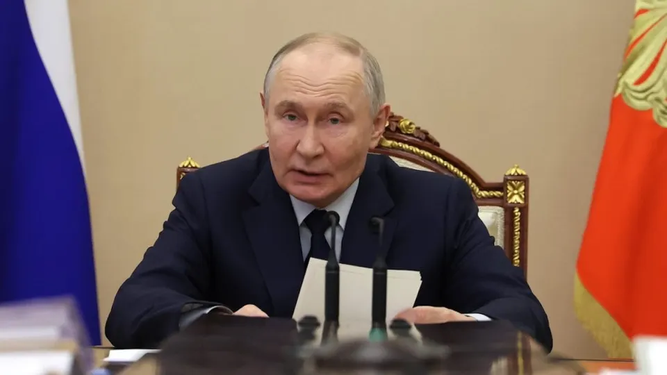 Владимир Путин отметил, что хотя инвестиционная активность сократилась рекордно за последние годы, «инвестиционной паузы нет», а принятые меры приносят эффект на фоне ограниченных бюджетных возможностей.