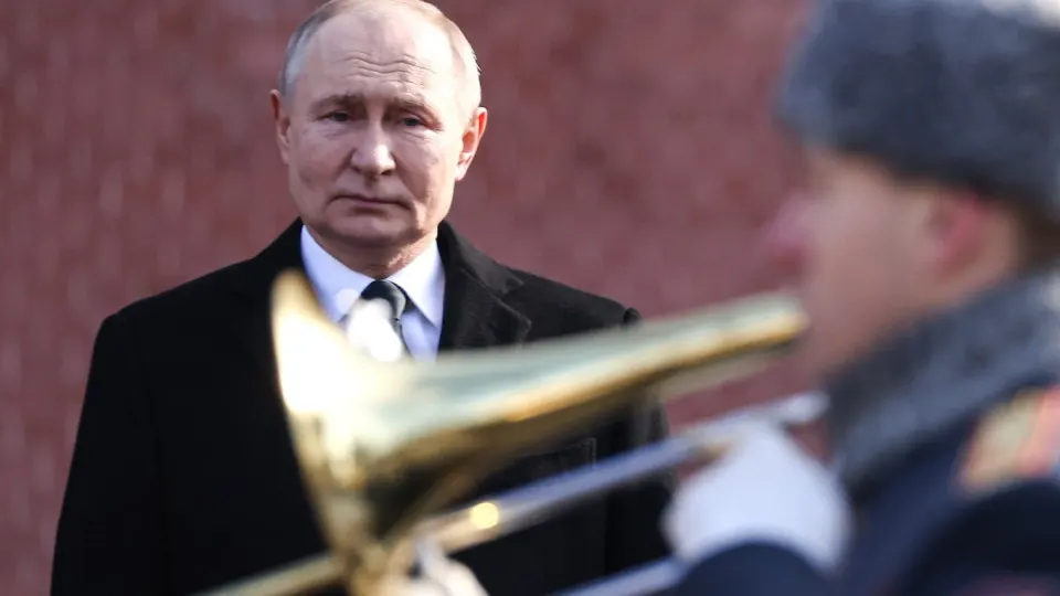 На ПМЭФ президент заявил, что «Орешник» пока не использовался в боевых действиях, но возможны удары по городским кварталам; также он подтвердил намерение контролировать весь Донбасс и говорил о стремлении договориться с Киевом на основе компромиссов.