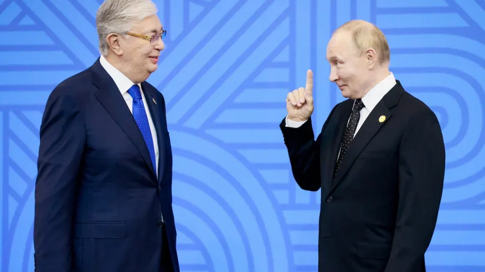 Из‑за сокращения выпуска бензина на внутренних НПЗ обсуждается импорт Аи‑92 из Казахстана с переработкой на казахстанских заводах; возможен обмен на авиакеросин. Правительство разрешило выпуск топлива по пониженным стандартам и планирует морский импорт.