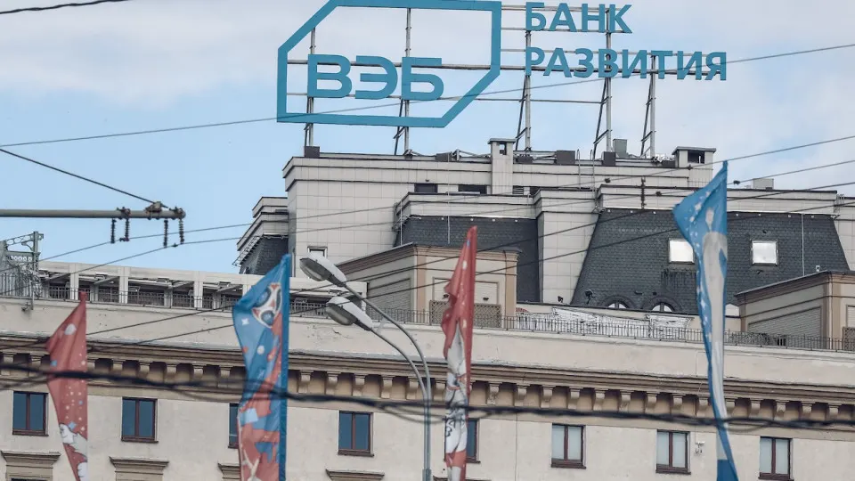 Госбанк, управляющий пенсионными накоплениями миллионов россиян, планирует уменьшить бюджет и уволить 15% сотрудников в рамках подготовки к параметрам бюджетирования 2027 года.