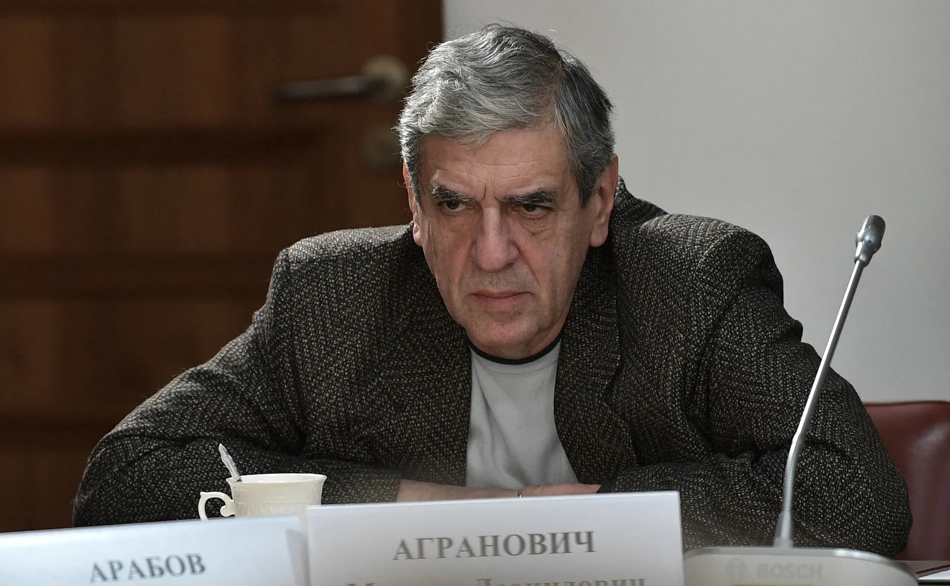 Операторский факультет предложил поступающим бесплатное обучение и льготы в обмен на годичный контракт в войсках беспилотных летательных аппаратов. Ранее похожие программы объявляли и другие вузы, а юристы ставят под сомнение обещанные гарантии увольнения.