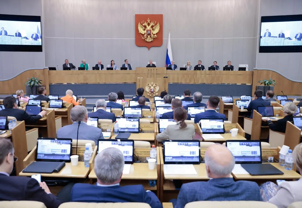 Анализ данных законодательной системы показывает: 84% правительственных и 99% президентских законопроектов проходят в Госдуме, тогда как депутатские инициативы доходят до принятия примерно в 25% случаев.
