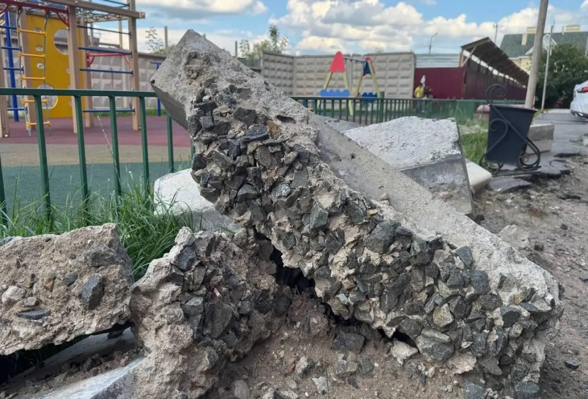 Жильцы дома на Октябрьской выиграли суд: коммунальная компания должна вернуть покрытие после вскрытия теплотрассы. Работы нужно завершить до 1 ноября 2026 года, за просрочку предусмотрена неустойка.