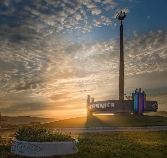 Коротко: резкий рост безработицы в Петрозаводске, поиски родственника, новые правила заправки в Псковской области, задержание активиста под Петергофом, дефицит бензина и обсуждение QR‑кодов и системы «чет‑нечет».