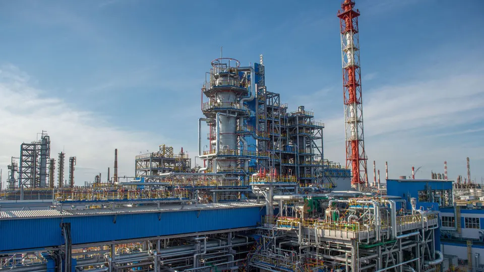 Нефтеперерабатывающий завод «Газпромнефтехим Салават» остановил переработку сырья с 14 июля из‑за повреждений, вызванных атаками БПЛА; восстановление может занять недели или месяцы, а в отрасли фиксируются существенные сокращения производства топлива.