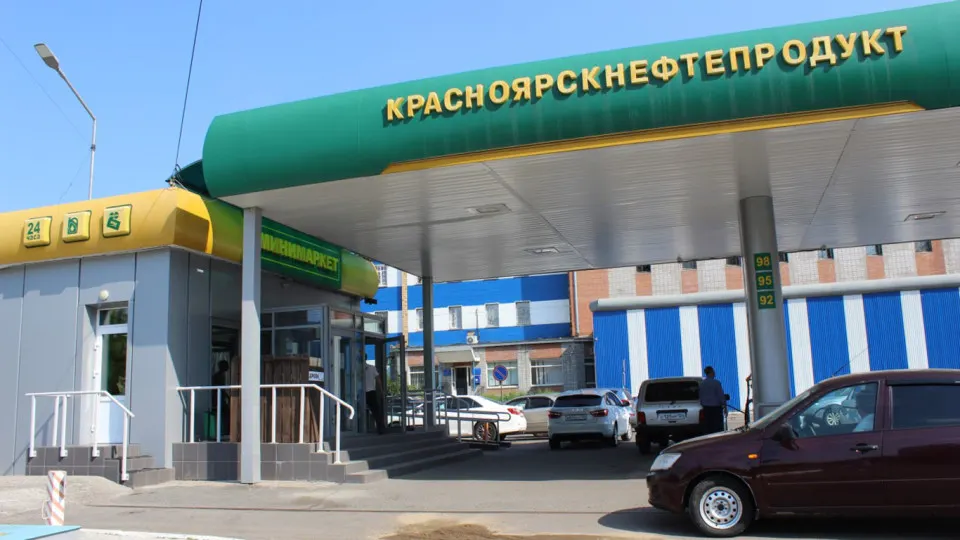 Сеть АЗС в крае ограничила отпуск АИ‑95 и объявила приоритетную заправку экстренных и социально значимых служб на фоне остановки переработки на одном из крупных заводов и падения объёмов нефтепереработки.