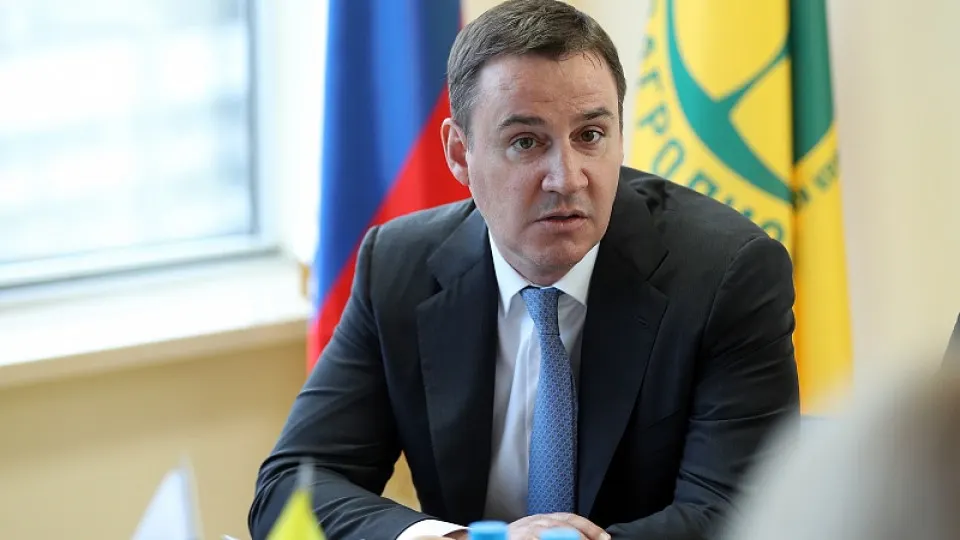 Заместитель председателя правительства Дмитрий Патрушев фактически установил контроль над РЭО: в наблюдательный совет входят близкие к нему кадры, а кадровые перестановки совпали с серией уголовных дел против предыдущего менеджмента.