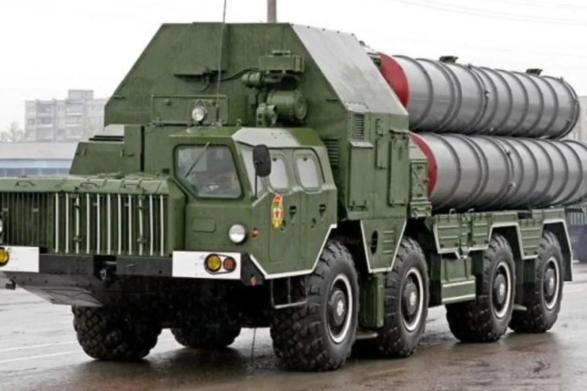 Спутниковые снимки фиксируют сокращение систем С-300 и С-400 на Крайнем Севере: часть батарей вывезена с архипелагов и северных баз и размещена ближе к нефтеперерабатывающим заводам и другим уязвимым целям.