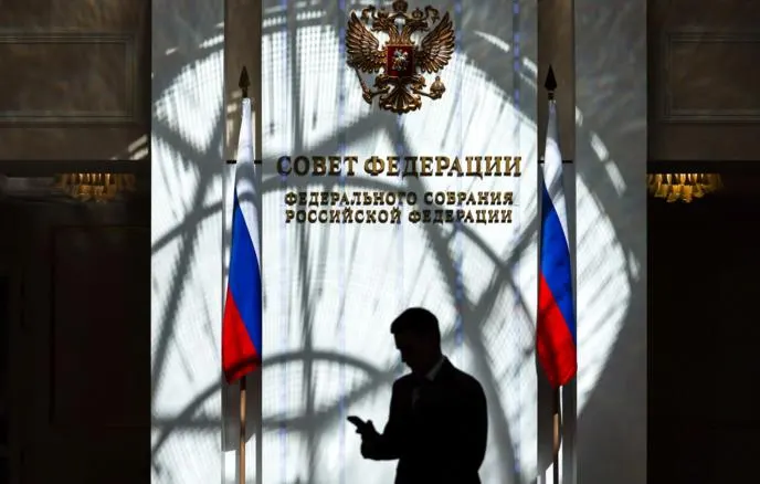 Госдума ранее поддержала поправки. Законы предусматривают отказ в консульских услугах, запрет на регистрацию как ИП или самозанятого, ограничения доступа к банковским приложениям, создание реестра и списание судебных расходов с замороженных счетов.