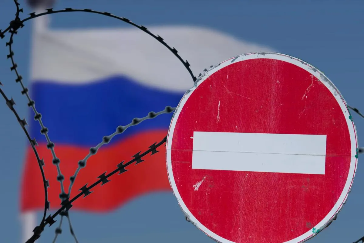 Послы стран ЕС не смогли в третий день подряд согласовать 21‑й пакет санкций: обсуждения перенесены на 22 июля, временно сохранён потолок цен на нефть, Австрия предложила компенсацию банку «Райффайзен», Греция выразила обеспокоенность ограничениями по СПГ.