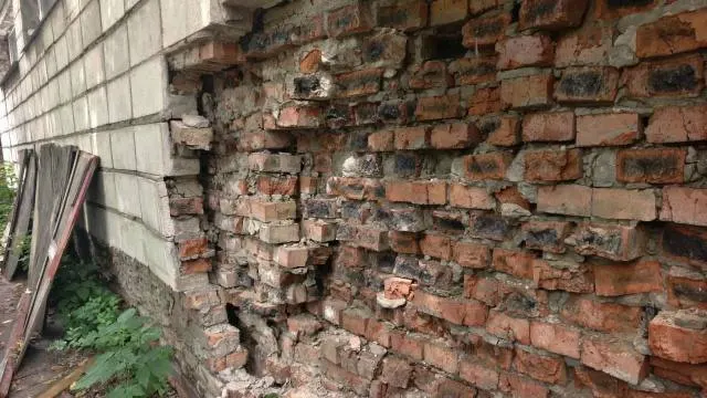 В детском саду №375 в Омске родители обнаружили обрушение кирпичной кладки в помещении бассейна и требуют незамедлительного ремонта ради безопасности детей.