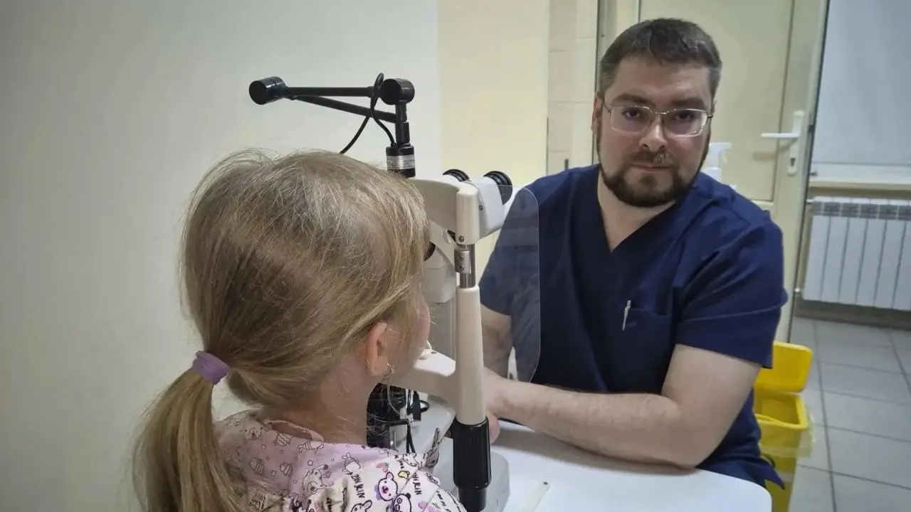 После двух дней на даче у ребёнка появилось болезненное уплотнение у ресниц — при осмотре выяснилось, что это клещ. Врачи предупреждают не пытаться удалять его самостоятельно.
