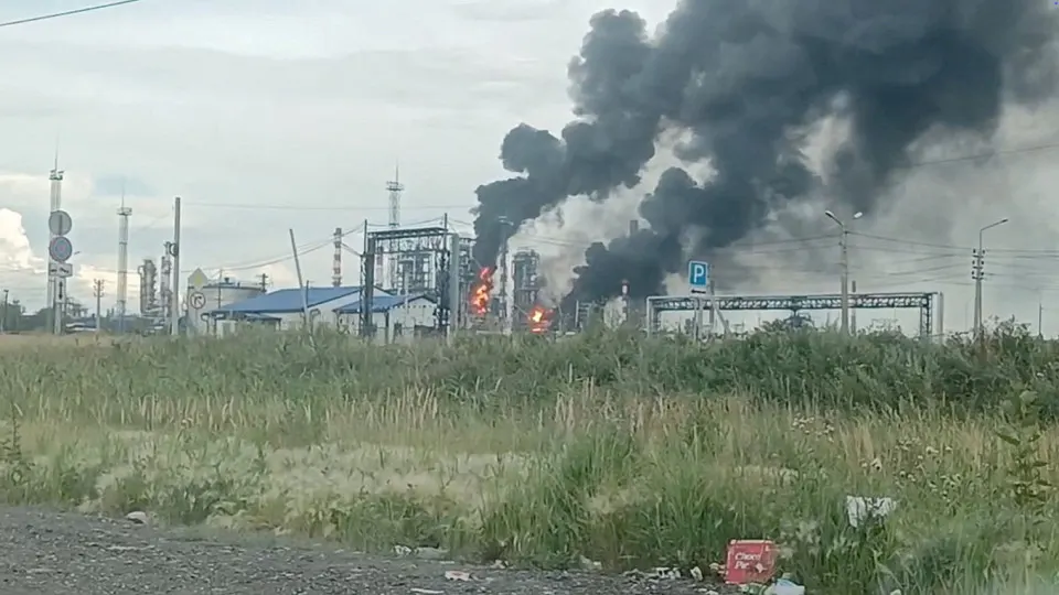 Выпуск бензина и дизеля упал до минимумов, топливо подешевело доступностью: нехватка на заправках, импорт и налоговые льготы, повреждены крупные НПЗ.