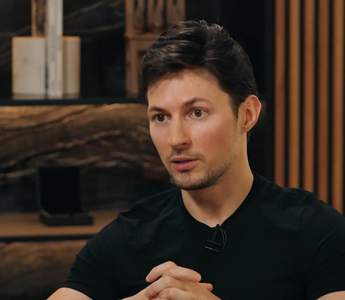 ФСБ заявляет, что готовит материалы для объявления основателя Telegram Павла Дурова в международный розыск по обвинению в содействии терроризму. В силовых структурах утверждают, что через популярный чат‑бот знакомств «Дайвинчик/Leo» якобы завербовали десятки подростков; мессенджеру вменяют непринятие мер по блокировке подозрительных каналов. В Кремле при этом говорят о продолжении контактов с платформой для восстановления доступа.