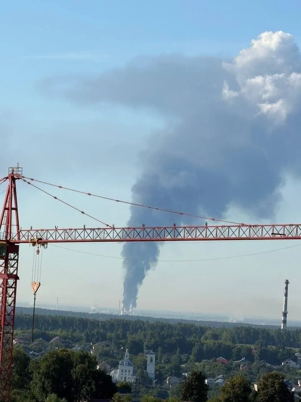 Украинские беспилотники нанесли удар по крупному НПЗ в Кстово (Нижегородская область), который снабжал топливом Чувашию. Есть погибшие и раненые, возможны перебои с бензином и рост цен в регионе.