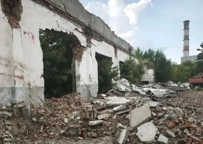 Кирпичная кладка рухнула у аварийного дома на улице Соцгородок, 19. Проводится проверка и следственные действия, прокуратура оценивает соблюдение требований безопасности и работу ответственных органов.