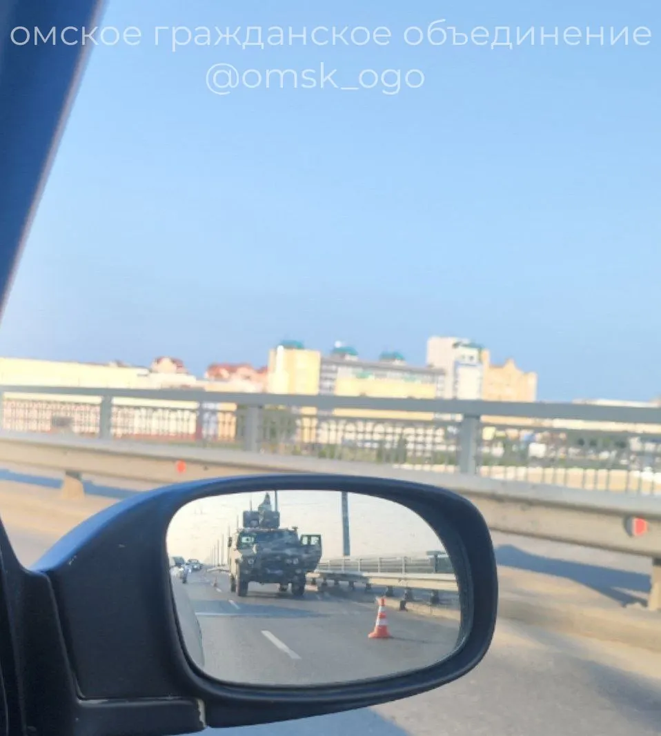 На Ленинградском мосту омичи заметили новейший мобильный зенитно‑ракетный комплекс, задействованный для охраны визита президента в Омск. Жители также интересуются, где были такие системы во время обстрела нефтезавода.