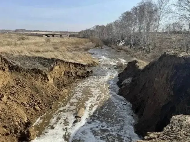 Омский районный суд признал земляную насыпь на Камышловке незаконной и обязал региональное министерство демонтировать сооружение, убрать водопропускные трубы и восстановить естественное русло в течение года.