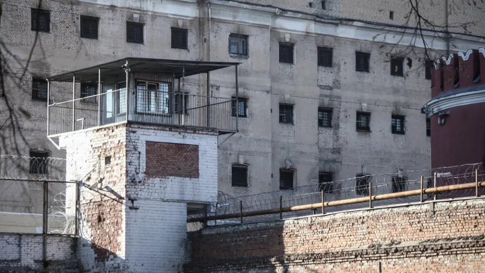 В Госдуму внесён пакет законопроектов, который исключает из ограничений ряд уголовных статей — это позволит большему числу осуждённых заключать контракты с Минобороны и направляться в зону военных действий.