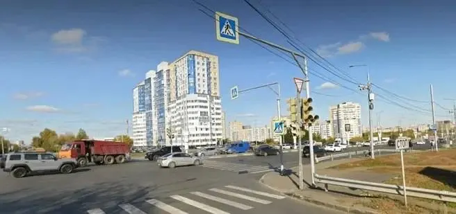 На перекрестке завершают установку светофора и обустраивают канализированные правые повороты; отнесённый левый поворот изменит выезд с моста имени 60‑летия Победы на 3‑ю Енисейскую.