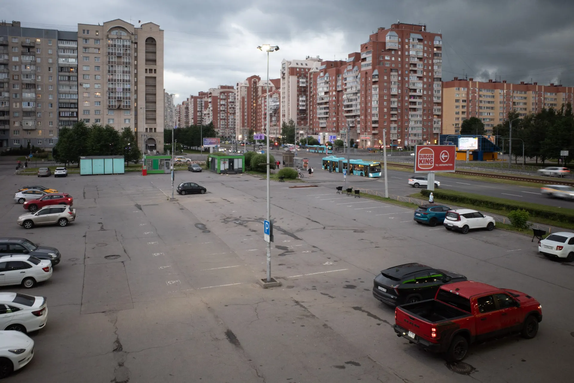 В Петербурге объявлен «жёлтый» уровень опасности из‑за сильных дождей и гроз. В Белгороде после удара по ТЭЦ жители остаются без воды и электричества, в Брянской области есть погибший после удара беспилотника. Также в подборке — политические и международные новости.