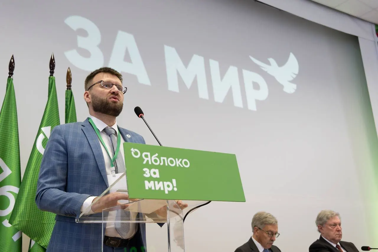 Минюст мотивировал отказ «фактами ведения политической деятельности» — в числе доводов поздравление от председателя партии, поездки в суд, возложение цветов и участие в видеоролике с бумажными самолётиками.