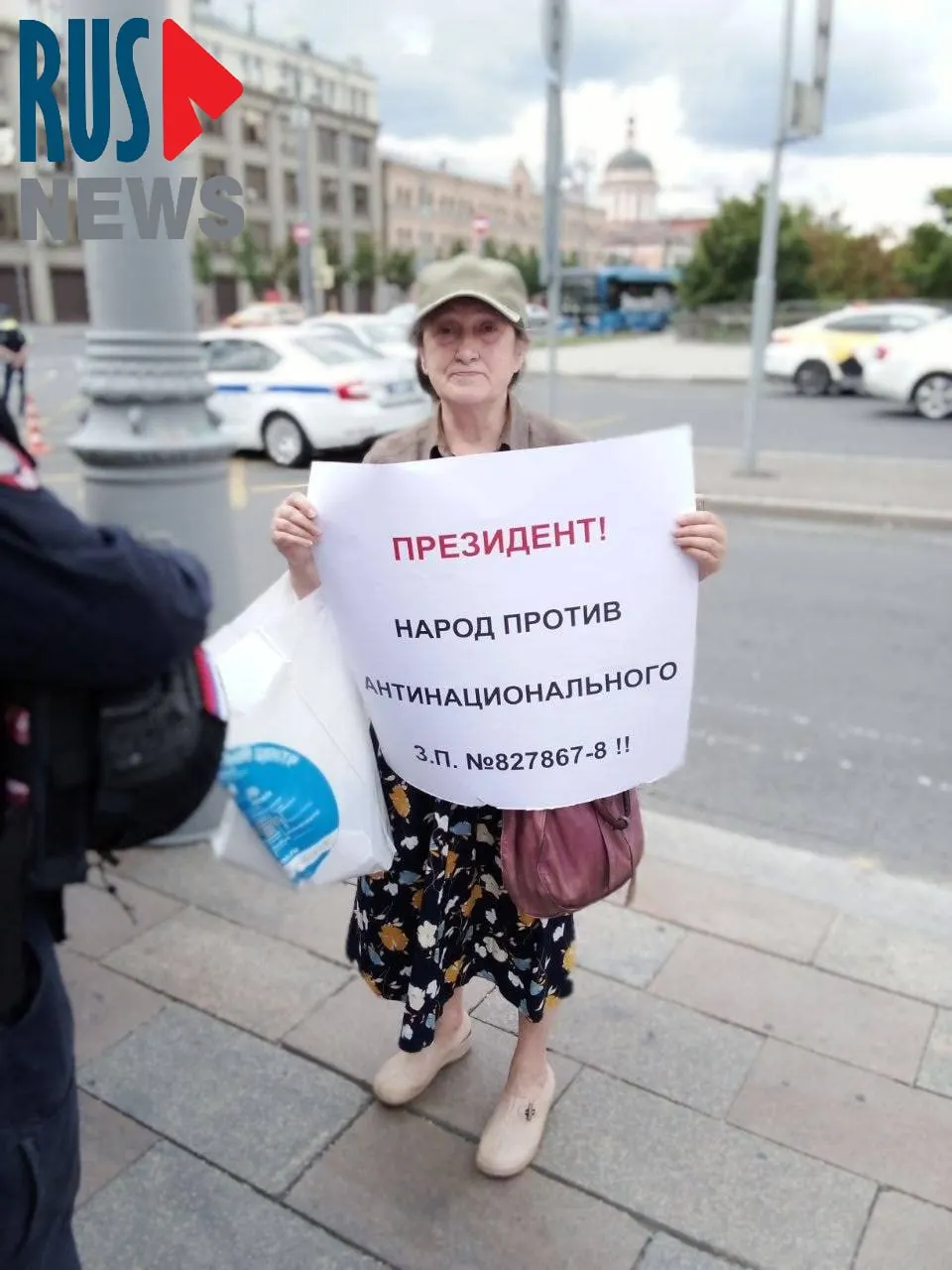 На Старой площади силовики задержали Наталью Шамину, вышедшую в одиночный пикет против законопроекта о передаче регионам полномочий по снятию памятников с госохраны.