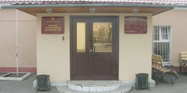 Омский гарнизонный суд освободил от уголовной ответственности военнослужащего и назначил ему принудительное лечение в психиатрическом стационаре после публикации в соцсети роликов с оправданием насилия против чиновников и других групп.