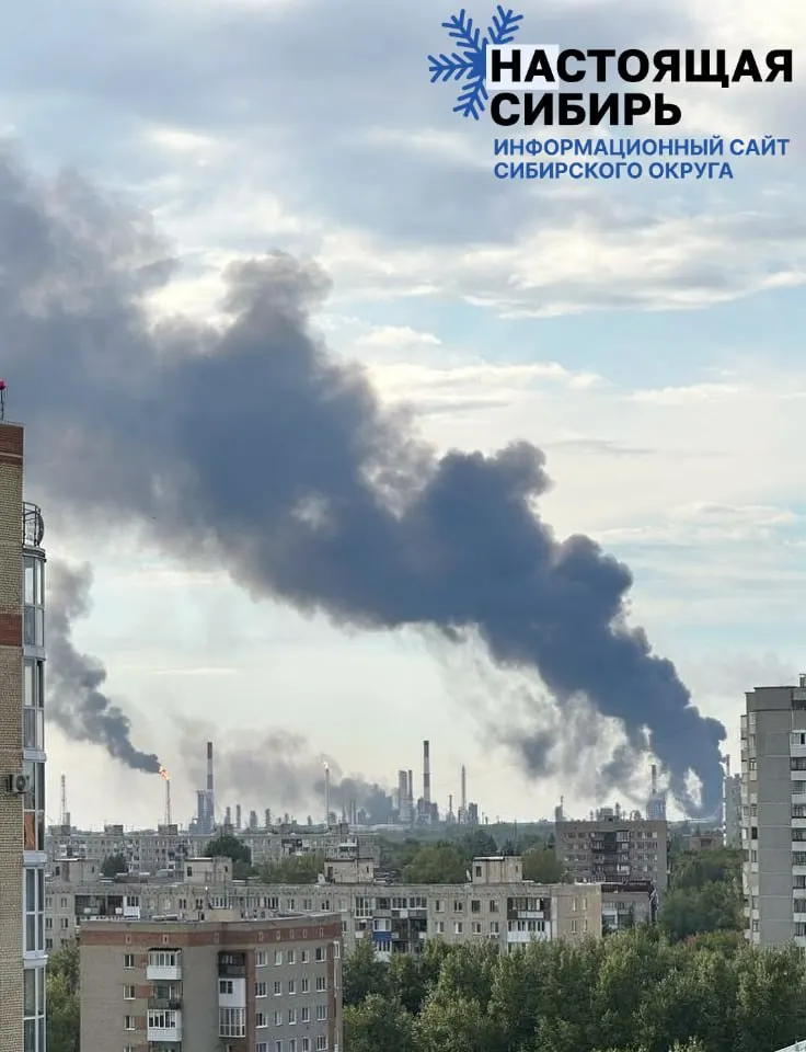 На территории Омского НПЗ наблюдаются столбы дыма и пламя: очевидцы сообщают о как минимум двух волнах атак дронов и нескольких очагах пожара. Подробности устанавливаются.