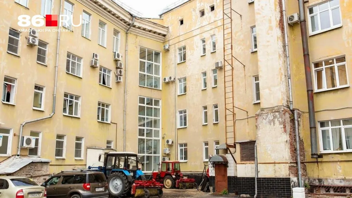 Решение о переустройстве территории двора, в том числе об организации парковки, принимают собственники на общедомовом собрании — это ключевой шаг для легального оформления.
