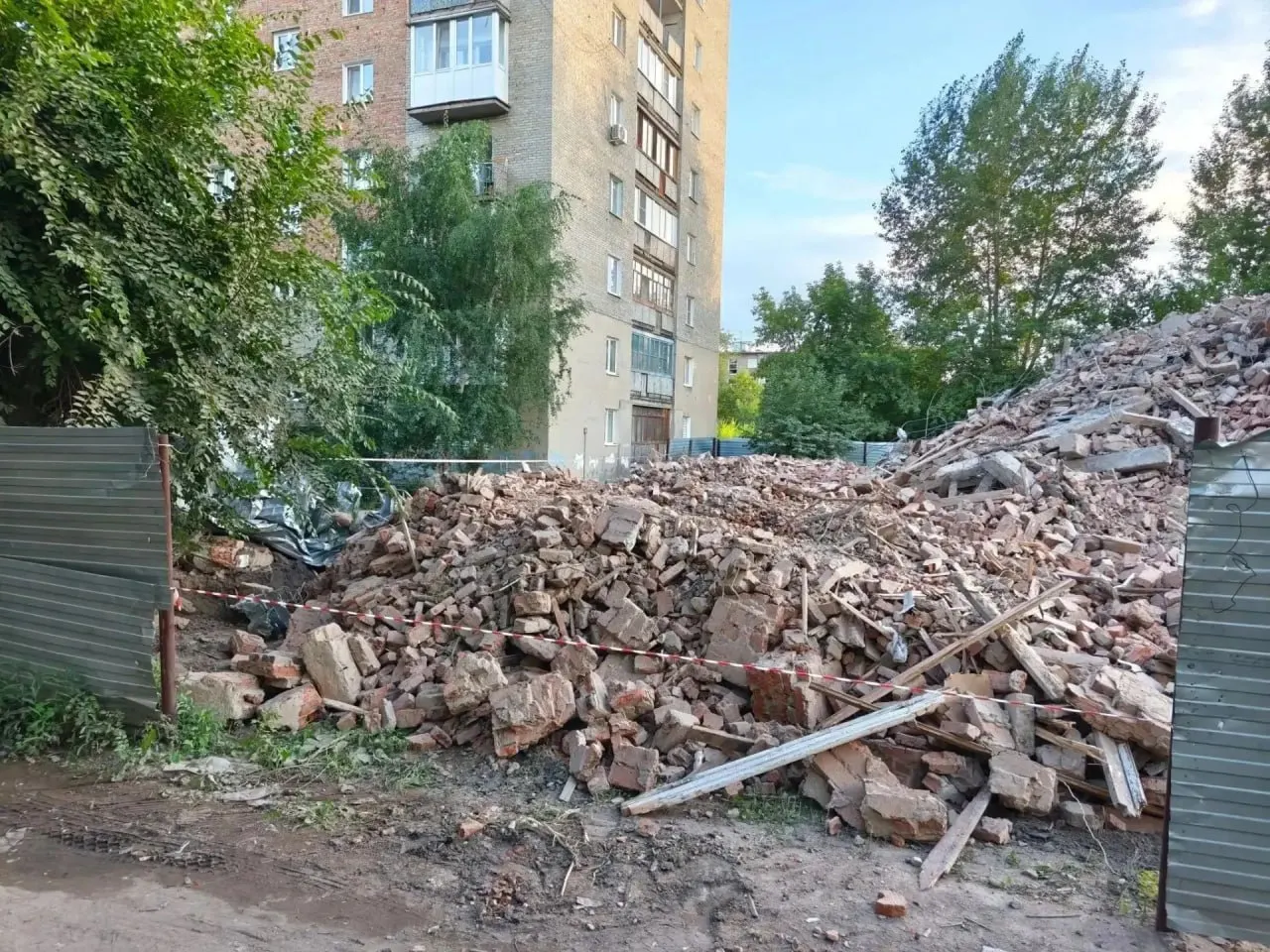 При сносе дома на улице 50 лет Профсоюзов в Омске часть стены обрушилась рядом с многоквартирным домом на Магистральной, 56Б. Жильцы жалуются на отсутствие эвакуации; в мэрии заявили, что пострадавших и разрушений нет.