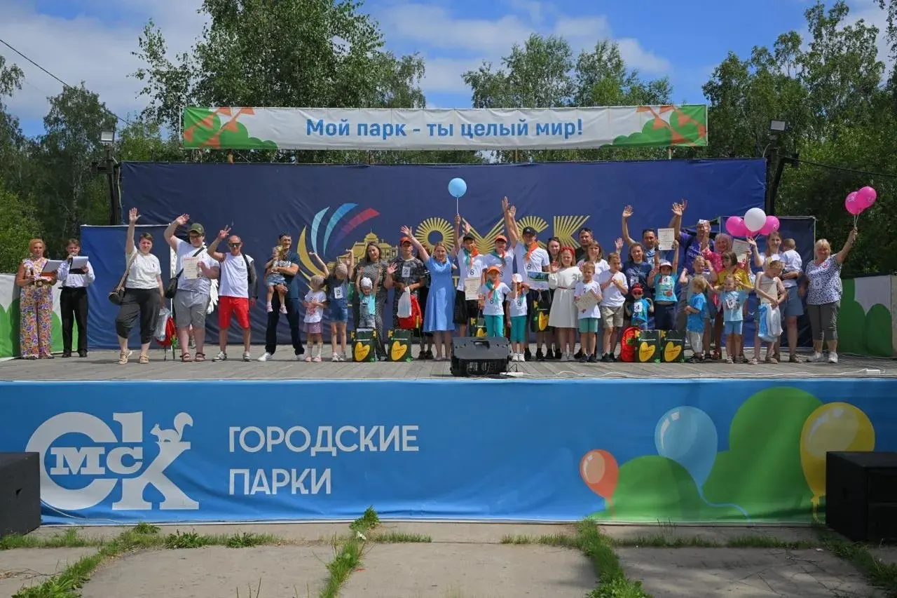 В парке 30‑летия ВЛКСМ более 350 семей совместно нарисовали 45‑метровую композицию, занесённую в Книгу рекордов России.