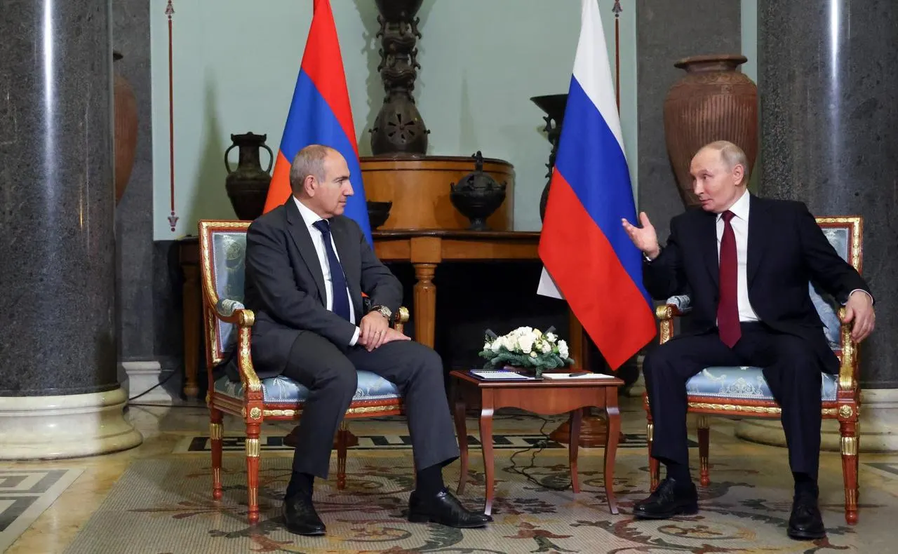 Премьер Армении заявил, что запреты на ввоз товаров из республики подрывают работу Евразийского экономического союза и призвал искать альтернативы, обратившись за мерами к российской стороне.
