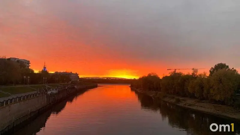 Мужчина упал в воду в центре города и скончался. По данным регионального УМВД, обстоятельства происшествия уточняют. Спасатели напоминают о правилах безопасного поведения у воды.