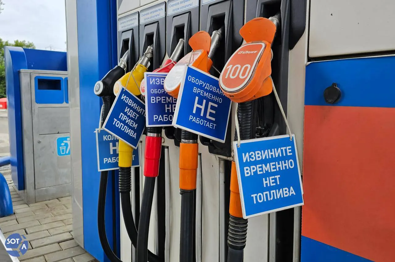 Медианные цены на бензин выросли на десятки процентов по сравнению с прошлым годом. Эксперты связывают ситуацию с ремонтом НПЗ, сезонным спросом и локальными дефицитами — заметного снижения стоимости топлива в ближайшие недели не прогнозируют.