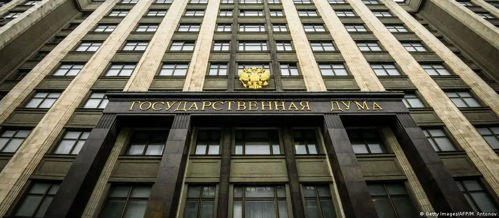 Нижняя палата парламента приняла поправки в Налоговый кодекс для стабилизации цен на топливо: расширены правила биржевых продаж, введены выплаты демпфера для средних дистиллятов и предусмотрены компенсации для импортного дизеля.