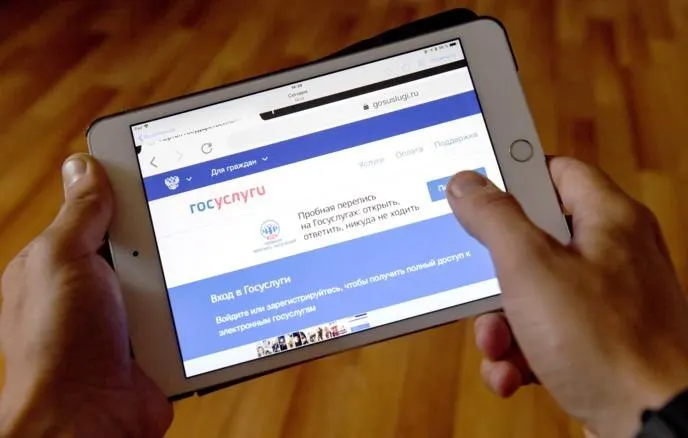 Регулятор планирует привязать аккаунты и IP‑адреса к реальным пользователям через портал «Госуслуги». Аналогичное требование уже введено для доменов .ru, .рф и .su; эксперты предупреждают о возможной потере до 35% клиентов отрасли.
