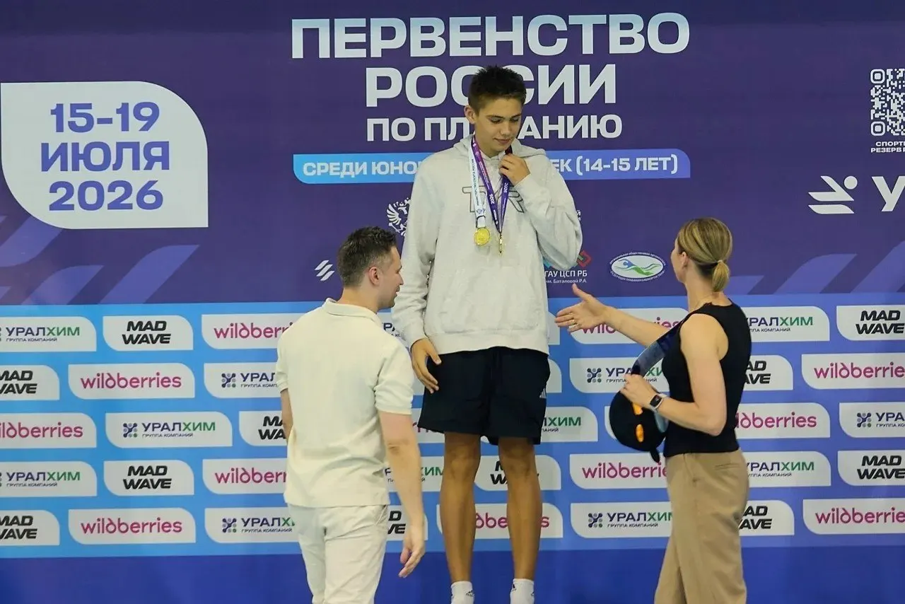 Никита Кузнецов выиграл дистанции 400, 800 и 1 500 м вольным стилем на всероссийском первенстве среди 14–15‑летних в Уфе.