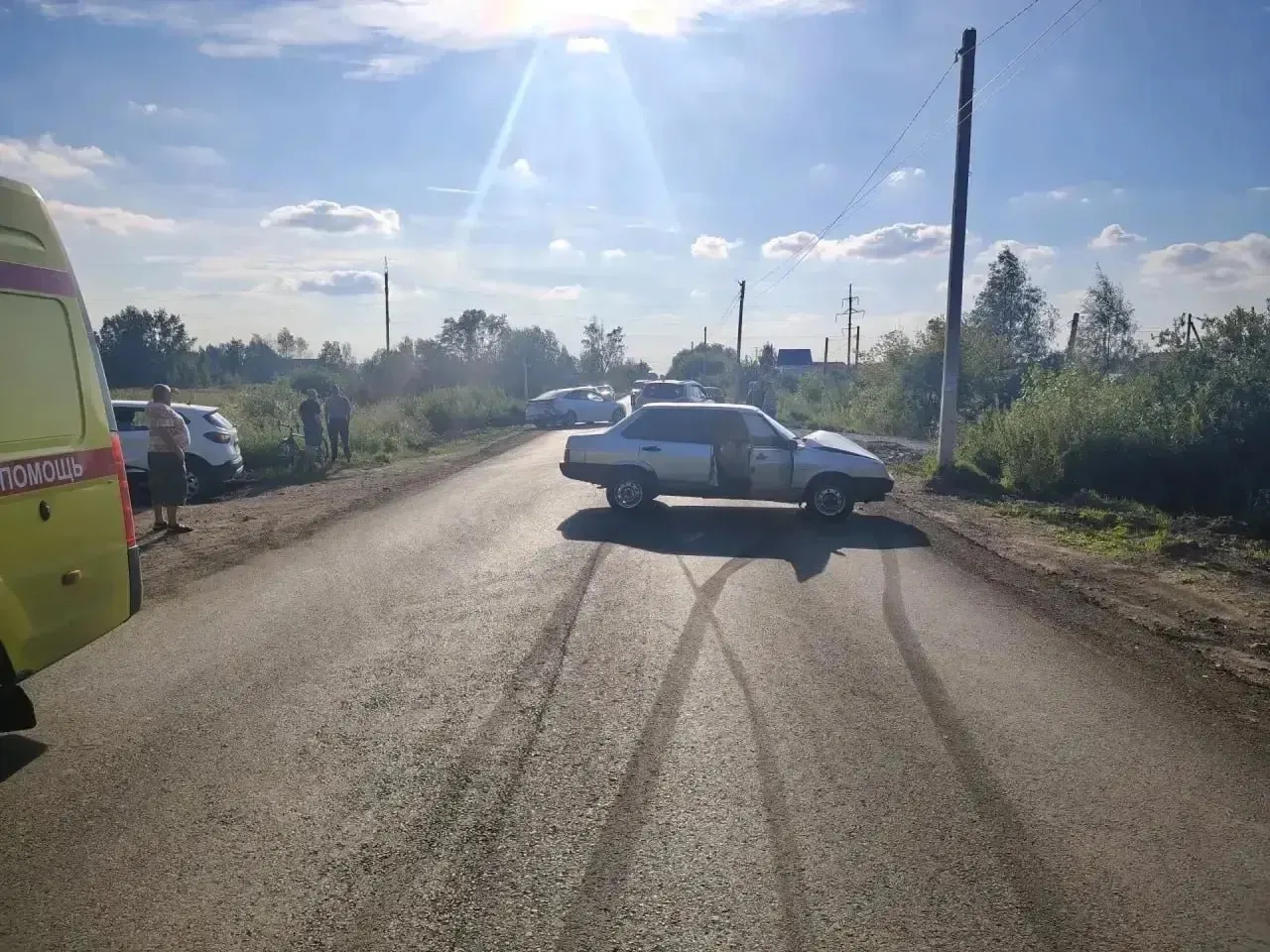 Авария произошла в селе Морозовка: водитель «ВАЗ-21099» врезался в «Форд», в котором находился пятилетний ребёнок. Мальчика осмотрели медики, обстоятельства происшествия расследуют правоохранители.